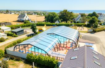 Photo aérienne avec vue mer et espace aquatique