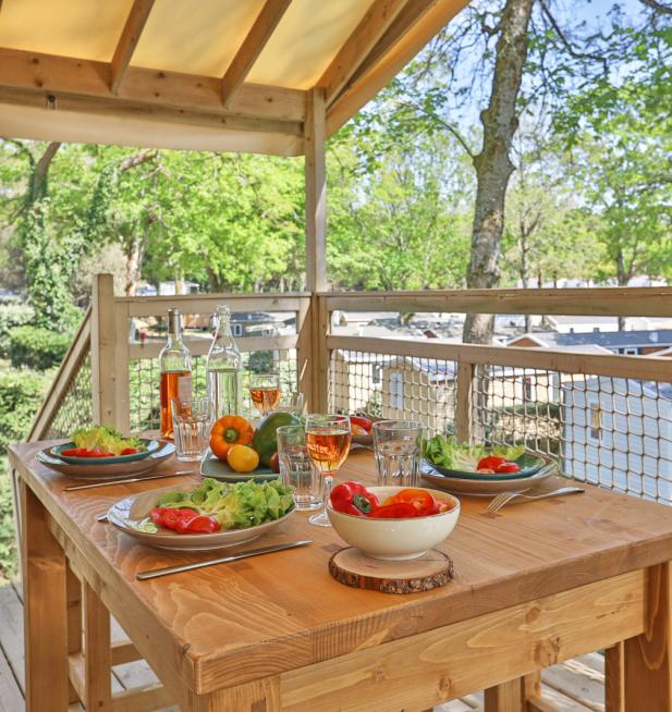 Cabane sur pilotis camping Le Petit Rocher