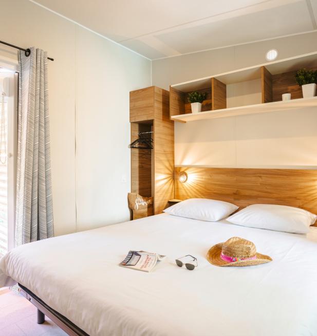 Chambre double du mobil-home Clim Suite Duo sur l'Ile de Ré