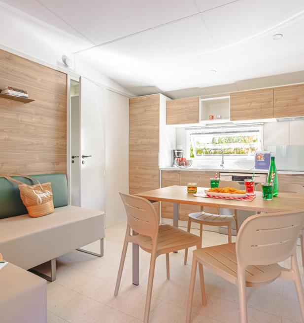 Pièce de vie du mobil-home Clim Suite Duo sur l'Ile de Ré