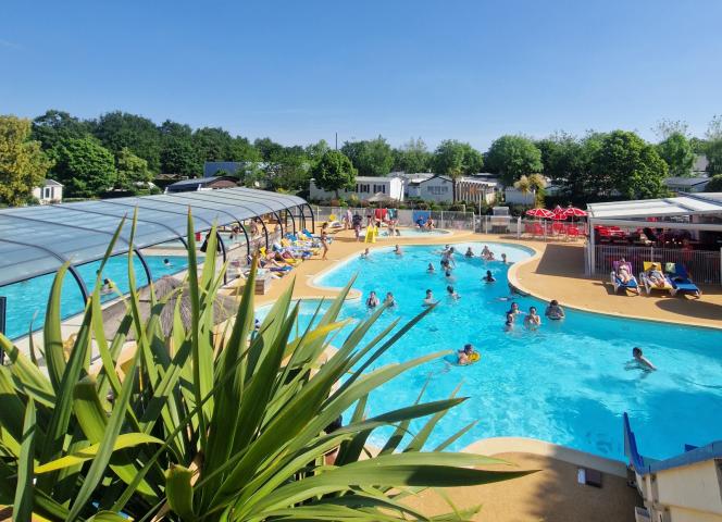 Piscine chauffée camping Les Chalands Fleuris