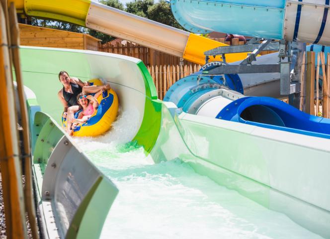 Découvrez les mégas toboggans aquatiques du camping Signol