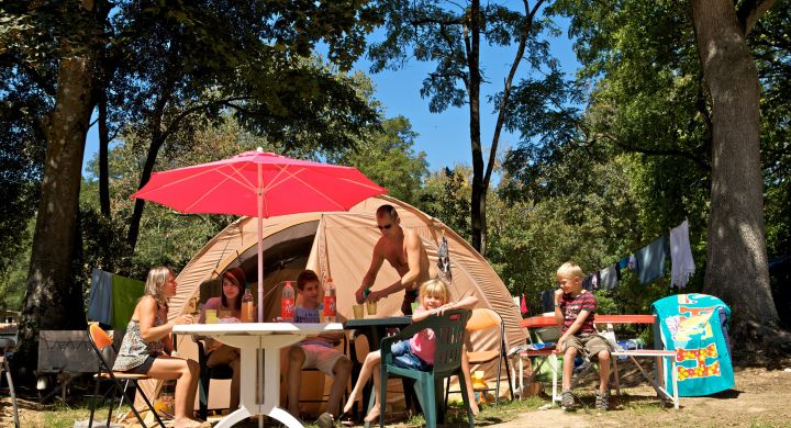 Emplacement camping pour tentes, caravanes ou camping-car