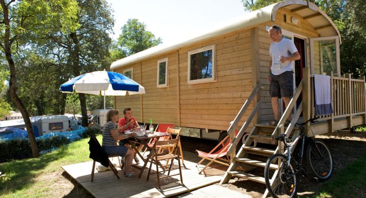 Roulotte extérieur camping Le Petit Rocher