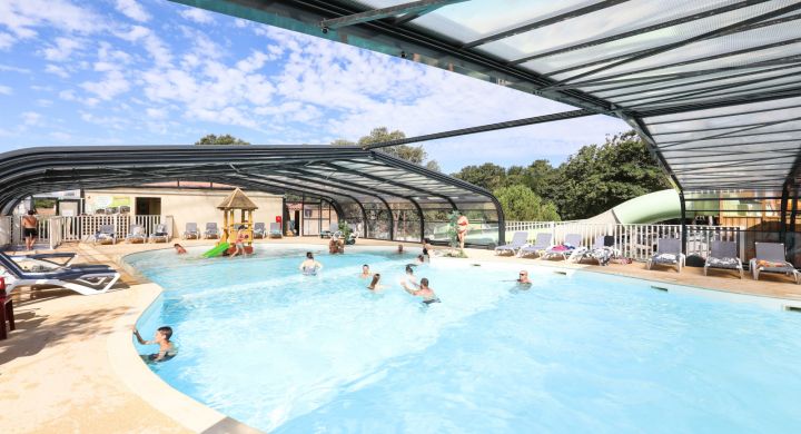 Piscine couverte camping Le Petit Rocher en Vendée