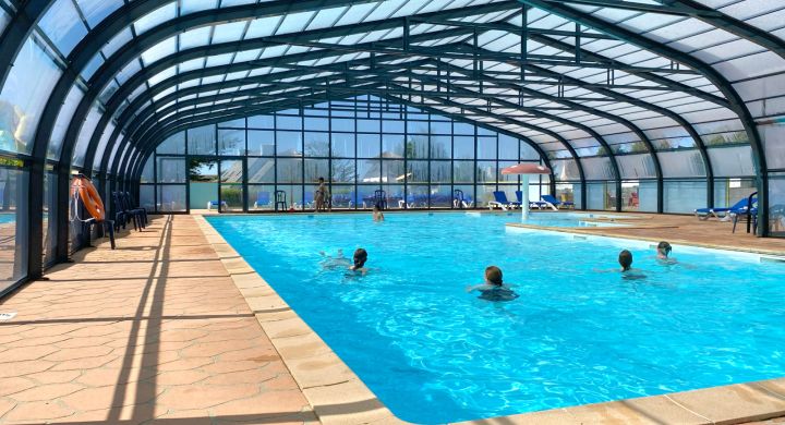 Piscine couverte et chauffée photo intérieure Corniche