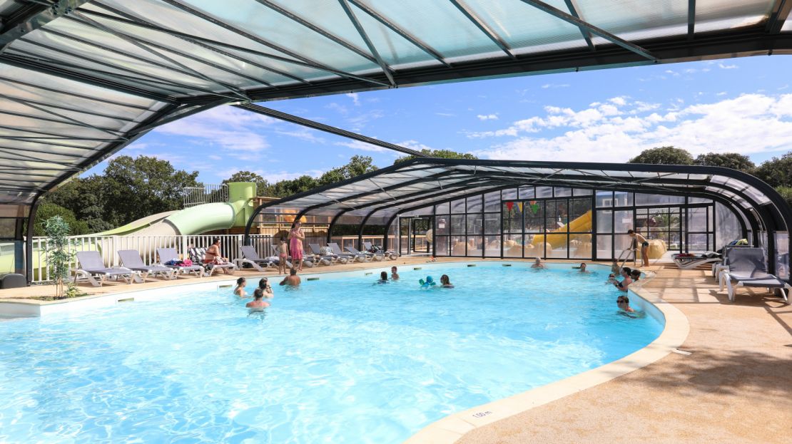 piscine-couverte-camping-petit-rocher-vendee Piscine couverte camping Le Petit Rocher en Vendée
