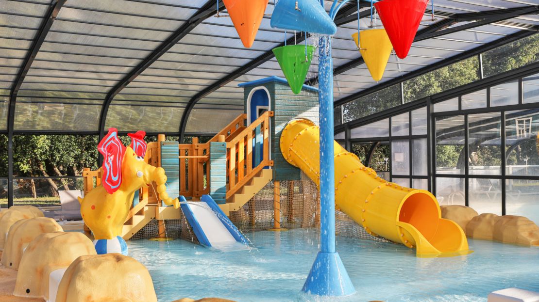 aire-jeux-aquatiques-couverte-chauffee-camping-petit-rocher-vendee Aire de jeux aquatiques couverte et chauffée camping Le Petit Rocher