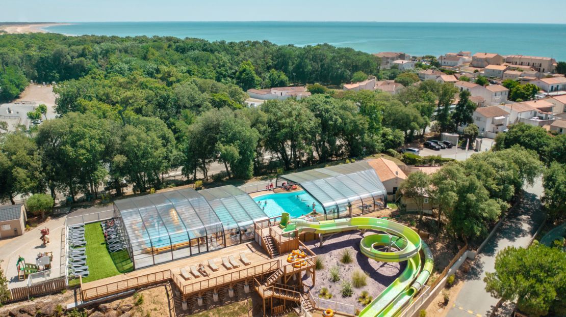 vue-aerienne-piscine-camping-petit-rocher-vendee-2 Vue aérienne espace aquatique camping Le Petit Rocher en Vendée