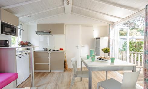 Pièce de vie du mobil-home Famille Eco sur l'Ile de Ré